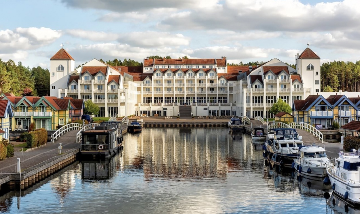 Unser Partnerhaus PRECISE RESORT HAFENDORF RHEINSBERG in Rheinsberg aktualisiert gerade seine Haus-Fotos. Bitte besuchen Sie uns in den kommenden Tagen erneut.